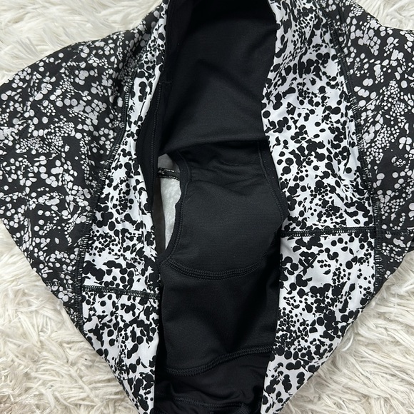 Lululemon Speed Up Short *2.5" Chirasu Black / Chirakasu Alpine White - Picture 3 of 7